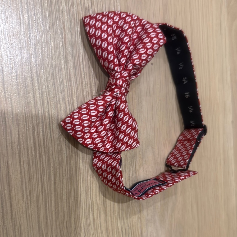 Vineyard Vines Red Patterned Kids Bow Tie. Like new